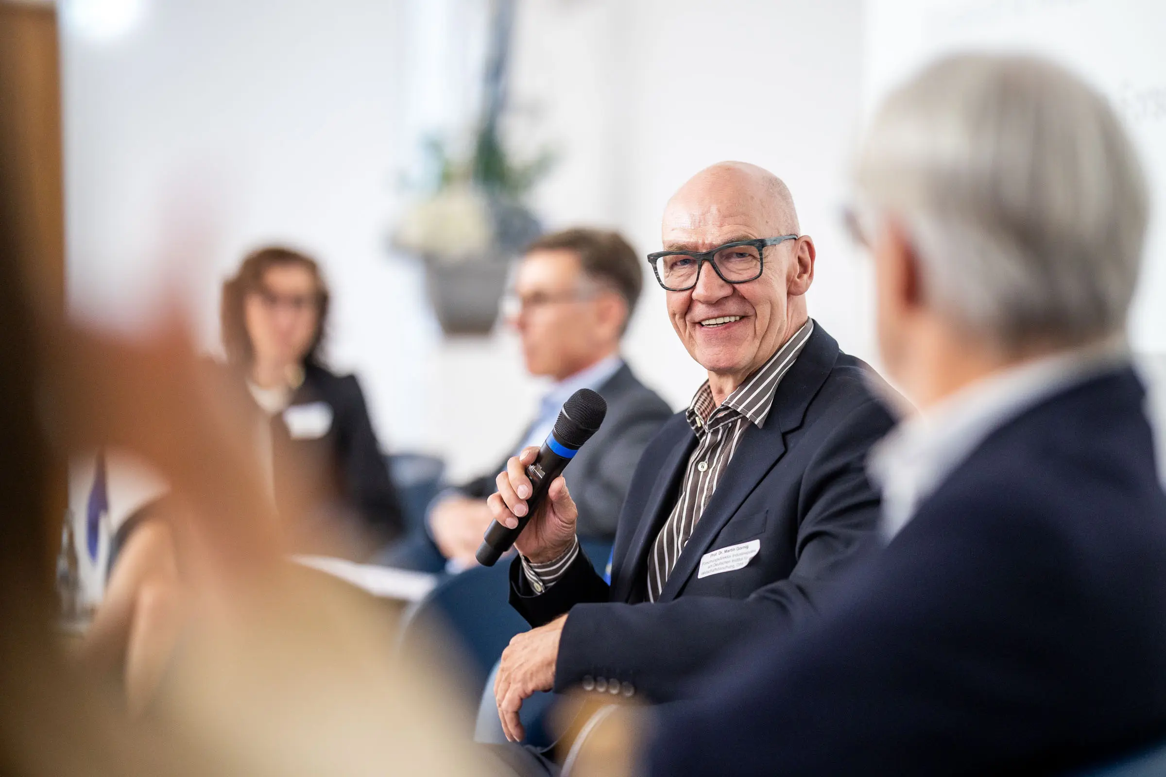 Teilnehmer spricht während einer Konferenz