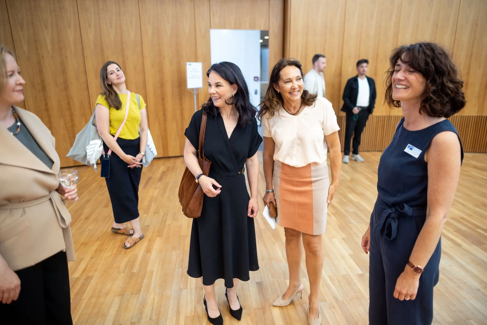 Teilnehmerinnen im persönlichen Austausch bei einer Veranstaltung