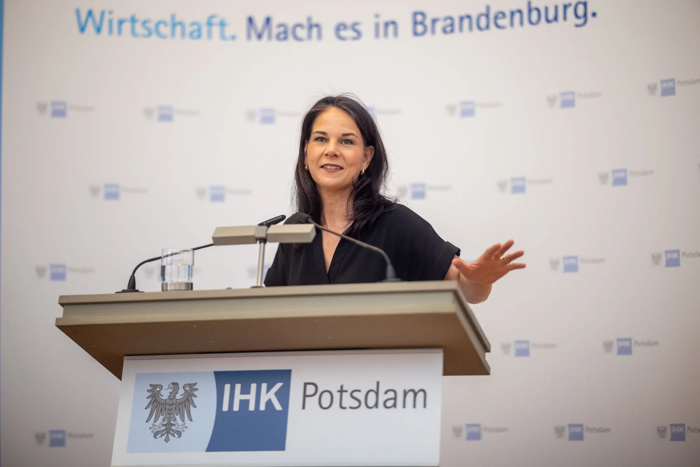 Rednerin während eines Vortrags bei einer Wirtschaftsveranstaltung