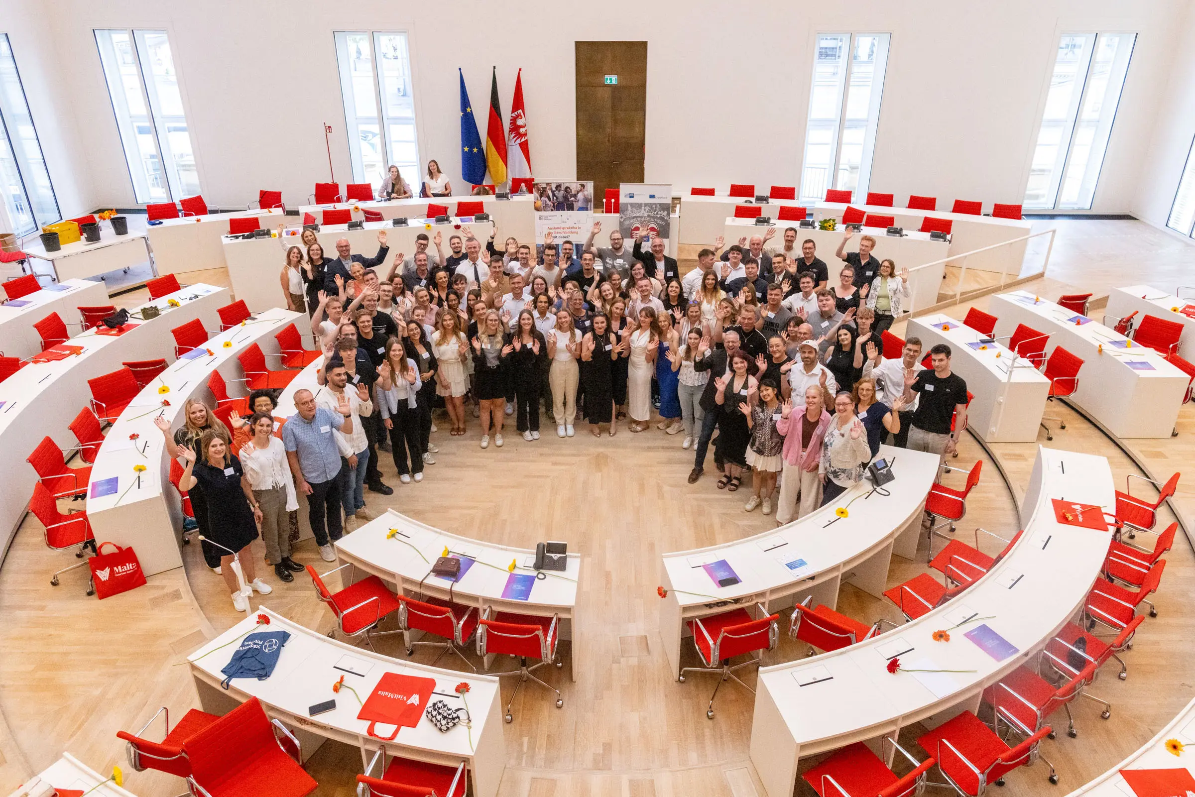 Großes Gruppenbild im Plenarsaal des Brandenburger Landtags