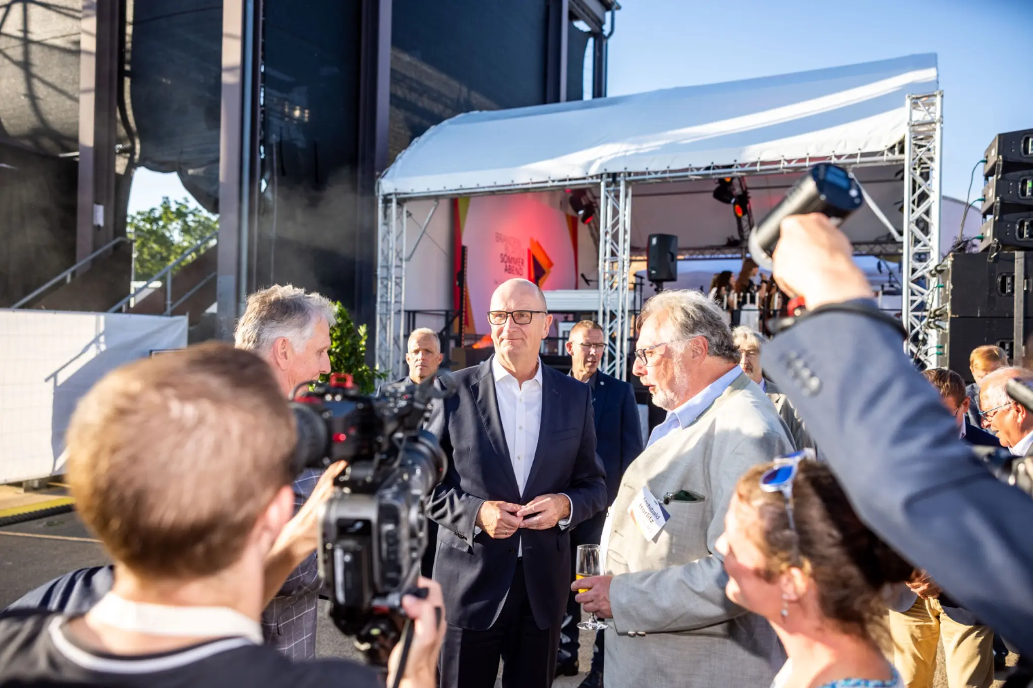 Politischer Gast im Gespräch mit Medienvertretern auf einem Sommerfest
