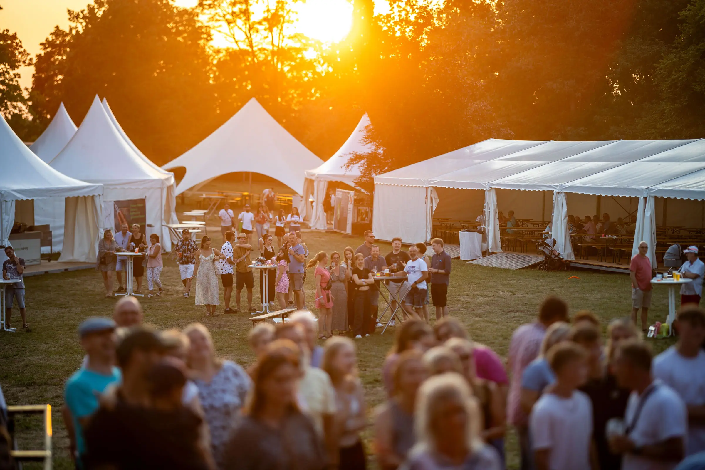 Sommerveranstaltung im warmen Abendlicht