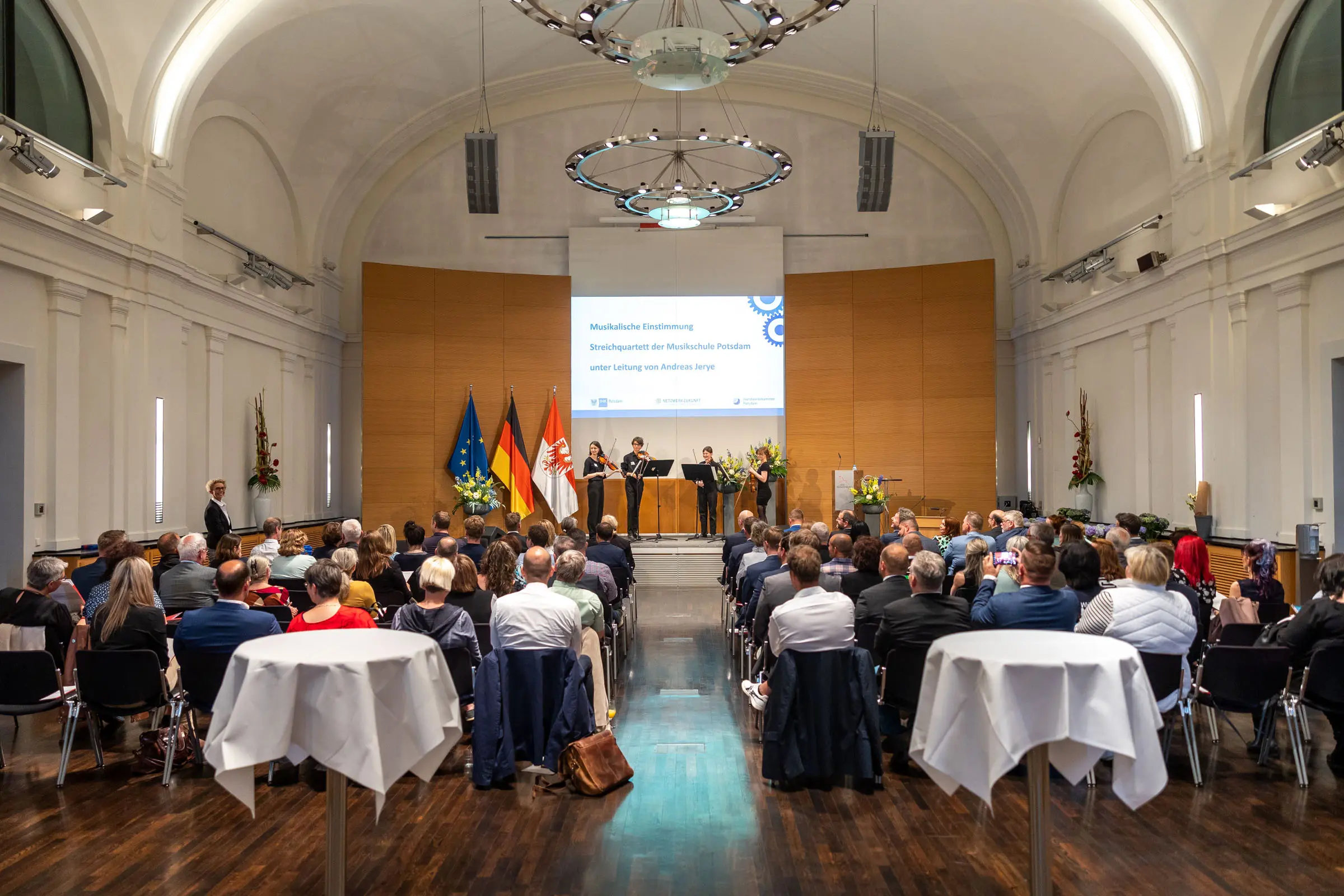 Große Tagung in einem repräsentativen Saal