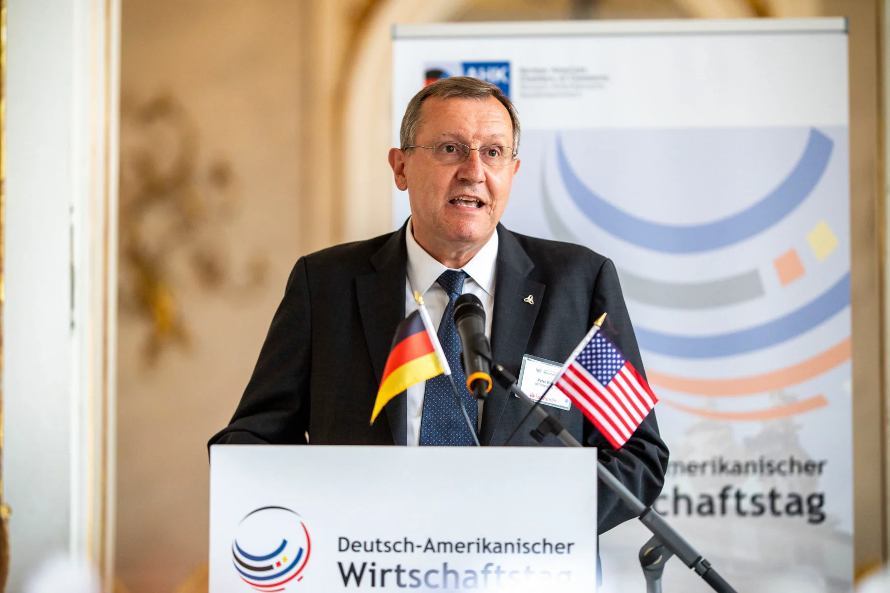 Redner am Pult beim deutsch-amerikanischen Wirtschaftstag